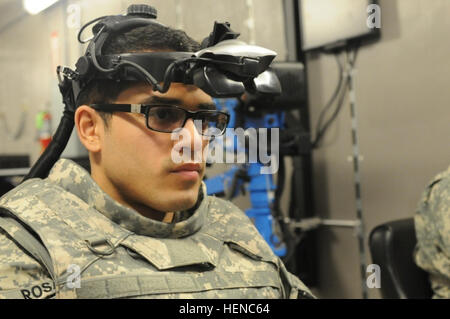 CPL. Luis Rosado, ein Spezialist für OP-Saal mit der 4220. US Army Hospital Shoreham, Nordosten medizinische Bereich Bereitschaft Support Group, N.Y., verwendet eine Bewegungserkennung Kopfhörer während der Bekämpfung Konvoi-Simulator-Training beim besten Krieger-Wettbewerb in Helena, Mont., 24. Februar 2014. Die besten Krieger-Wettbewerb wurde von pensionierten Sergeant-Major der Armee Jack Tilley 2002, Tester Soldaten körperliche Ausdauer, militärischen Kenntnisse und mentale Ausdauer entwickelt. Der Wettbewerb ist eine Chance für Krieger ihre militärischen Fähigkeiten in einem wettbewerbsorientierten Umfeld hervorzuheben. Besten Krieger, tw Stockfoto