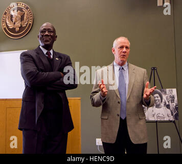 Im Ruhestand Generalmajor Abraham Turner, ein ehemaliger Fort Jackson Post Kommandant, war der Hauptredner bei der Black History Month-Feier von der 81. regionalen Support Command in Fort Jackson, S.C., am 27. Febr gehalten. Hier, dankt 81. Stabschef Pete Quinn ihm für seine Teilnahme an der Veranstaltung. Turner war der erste schwarze Post Kommandant von Fort Jackson. Black History Month at-81. Regionalförderung Befehl 140227-A-IL912-091 Stockfoto