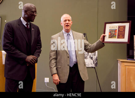 Im Ruhestand Generalmajor Abraham Turner, ein ehemaliger Fort Jackson Post Kommandant, war der Hauptredner bei der Black History Month-Feier von der 81. regionalen Support Command in Fort Jackson, S.C., am 27. Febr gehalten. 81. Stabschef Pete Quinn stellt ihn mit gerahmten Erinnerung an den Durchbruch Kitty, eine Krieg-Ära Publikation über die 81. Infanterie-Division. Black History Month at-81. Regionalförderung Befehl 140227-A-IL912-094 Stockfoto