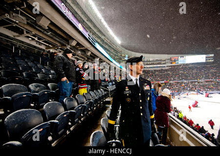 Generalmajor David J. Conboy, Kommandant des 416th Theater Ingenieur-Kommandos, Leben in Buffalo, N.Y., steht in der Schneefall vor dem Start des Spiels NHL-Stadion-Serie zwischen den Chicago Blackhawks und den Pittsburgh Penguins im Soldier Field, März 1 statt. Er und zwei andere Soldaten wurden in das Spiel der ersten Periode als eine Möglichkeit für die NHL, militärischen Service-Mitglieder zu Ehren auf das Publikum übertragen. Die 416th TEC ist ein Armee-Reserve-Befehl mit Sitz in Darien, Ill., 23 Meilen vom Stadion entfernt. (Foto: US-Armee Sgt. 1. Klasse Michel Sauret) Allgemeine Reserveoffizier, Soldaten hon Stockfoto