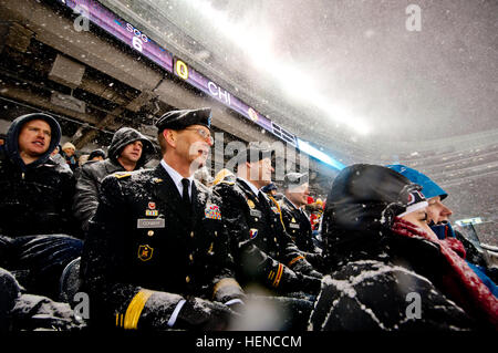 Sehen Sie Generalmajor David J. Conboy, Kommandant des 416th Theater-Ingenieur-Kommandos, Leben in Buffalo, N.Y., seinem Adjutanten CPT. Curtis Miller, der Sugar Grove, Illinois, und Sgt. John Pudowski, Chicago, sich die NHL-Stadion-Serie-Spiel zwischen den Chicago Blackhawks und den Pittsburgh Penguins im Soldier Field, März 1 statt. Sie wurden in das Spiel der ersten Periode als eine Möglichkeit für die NHL, militärischen Service-Mitglieder zu Ehren auf das Publikum übertragen. Die 416th TEC ist ein Armee-Reserve-Befehl mit Sitz in Darien, Ill., 23 Meilen vom Stadion entfernt. (Foto: US-Armee Sgt. 1. Klasse Michel Sauret) Reserve Stockfoto