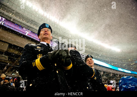 Sehen Sie Generalmajor David J. Conboy, Kommandant des 416th Theater-Ingenieur-Kommandos, Leben in Buffalo, N.Y., seinem Adjutanten CPT. Curtis Miller, der Sugar Grove, Illinois, und Sgt. John Pudowski, Chicago, sich die NHL-Stadion-Serie-Spiel zwischen den Chicago Blackhawks und den Pittsburgh Penguins im Soldier Field, März 1 statt. Sie wurden in das Spiel der ersten Periode als eine Möglichkeit für die NHL, militärischen Service-Mitglieder zu Ehren auf das Publikum übertragen. Die 416th TEC ist ein Armee-Reserve-Befehl mit Sitz in Darien, Ill., 23 Meilen vom Stadion entfernt. (Foto: US-Armee Sgt. 1. Klasse Michel Sauret) Reserve Stockfoto