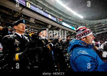 Jubeln Sie Generalmajor David J. Conboy, Kommandant des 416th Theater-Ingenieur-Kommandos, Leben in Buffalo, N.Y., seinem Adjutanten CPT. Curtis Miller, der Sugar Grove, Illinois, und Sgt. John Pudowski, Chicago, während des Spiels NHL-Stadion-Serie zwischen den Chicago Blackhawks und den Pittsburgh Penguins im Soldier Field, März 1 statt. Sie wurden in das Spiel der ersten Periode als eine Möglichkeit für die NHL, militärischen Service-Mitglieder zu Ehren auf das Publikum übertragen. Die 416th TEC ist ein Armee-Reserve-Befehl mit Sitz in Darien, Ill., 23 Meilen vom Stadion entfernt. (Foto: US-Armee Sgt. 1. Klasse Michel Sauret) R Stockfoto