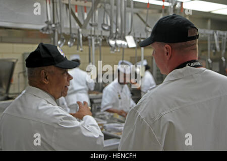 Mitarbeiter des US Army Food Service des 3rd Armored Brigade Combat Teams nehmen am Philip A. Connelly Competition im Joint Culinary Center of Excellence Teil und fördern herausragende Leistungen in der Gastronomie und kulinarische Fähigkeiten. Stockfoto