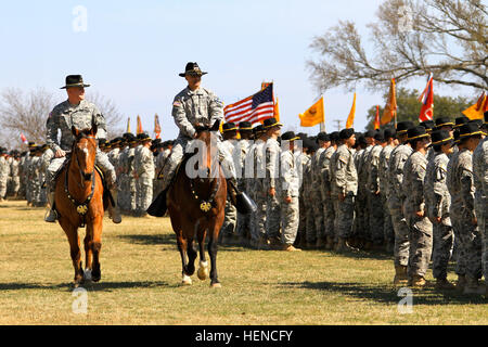 US Army Major General Michael Bills, der neue Kommandeur der 1. Kavallerie-Division, Generalmajor Anthony Ierardi, rechts, links, scheidenden Kommandeur der 1. Kavallerie-Division durchführen eine berittenen Truppe Inspektion während der 1. Kavallerie-Division-Änderung der Befehl Zeremonie in Fort Hood, Texas, 4. März 2014. (DoD Foto von Captain John Farmer, US-Armee/freigegeben) US Army Major General Michael Bills, der neue Kommandeur der 1. Kavallerie-Division, Generalmajor Anthony Ierardi, rechts, links, scheidenden Kommandeur der 1. Kavallerie-Division durchführen eine berittene Truppe 140304-A-SJ786-004 Stockfoto