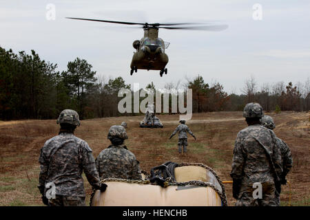 Fallschirmjäger aus der 407th Brigade Support Battalion, 2nd Brigade Combat Team, 82nd Airborne Division, beobachten und warten ihrerseits ein CH-47 Chinook-Hubschrauber während Schlinge Last Ausbildung in Fort Bragg, N.C., 6.März Wasser Harnblasen beimessen. Die Fallschirmjäger geschliffen ihre Kenntnisse im Tragetuch Ladevorgänge während der Goldenen Greif Feld Übung. (Foto: U.S. Army Spc. Eliverto V. Larios) 407th FTX 140306-A-ZK259-430 Stockfoto