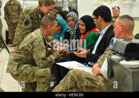 US-Armee Generalmajor Jeffrey Colt, stellvertretender Kommandeur der US Forces Afghanistan für Unterstützung, präsentiert eine Gedenktafel Mah Pekay Sediqqy in Kabul, Afghanistan, 8. März 2014. Sediqqy verlor beide Beine oberhalb des Knies in einer Minenexplosion. Sie gilt als die erfolgreichste Prothese Experte in Afghanistan.  (Foto: US-Armee Sgt. 1. Klasse Timothy Rasen/freigegeben) US-Armee Generalmajor Jeffrey Colt, links, die US Forces Afghanistan stellvertretender Kommandeur für Unterstützung, präsentiert eine Gedenktafel Mah Pekay Sediqqy in Kabul, Afghanistan, 8. März 2014 140308-A-WQ129-065 Stockfoto