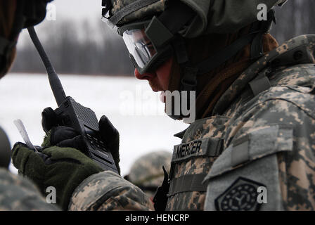 A soldier from the 1844th Transportation Company, Illinois Army National Guard, uses a radio to call for a medical evacuation of a simulated casualty during mobilization training at Camp Atterbury Joint Maneuver Training Center, south of Indianapolis, in preparation for deployment in support of Operation Iraqi Freedom. Stockfoto