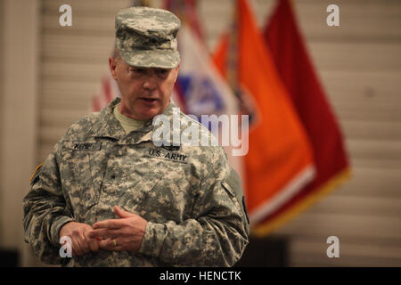 US Army Major General Christopher R. Kemp, G6, United States Army Central/Third US Army und kommandierenden General, 335th Signal Befehl (Theater) (provisorisch), spricht mit Soldaten, Ablösung 34 und ihre Familien während einer Bereitstellung Zeremonie im Drill Hall, 335th Hochhaus, Ostpunkt, Ga., 14. März 2014 zugewiesen. Diese Soldaten sind in Afghanistan und Kuwait zur Unterstützung der Operation Enduring Freedom bereitstellen. (Foto: US-Armee Sgt. Austin Berner / veröffentlicht) 335th Signal Befehl (Theater) Ablösung 34 Bereitstellung Zeremonie 140314-A-BZ540-035 Stockfoto