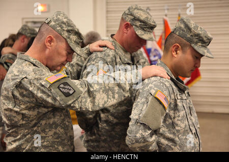 US Army Major General Christopher R. Kemp, G6, United States Army Central/Third US Army und kommandierenden General, 335th Signal Befehl (Theater) (provisorisch), betet für zwei seiner Soldaten, Ablösung 34 während einer Bereitstellung Zeremonie im Drill Hall, 335th Hochhaus, Ostpunkt, Ga., 14. März 2014 zugewiesen. Diese Soldaten sind in Afghanistan und Kuwait zur Unterstützung der Operation Enduring Freedom bereitstellen. (Foto: US-Armee Sgt. Austin Berner / veröffentlicht) 335th Signal Befehl (Theater) Ablösung 34 Bereitstellung Zeremonie 140314-A-BZ540-041 Stockfoto