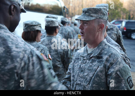 US Army Major General Christopher R. Kemp, G6, United States Army Central/Third US Army und kommandierenden General, 335th Signal-Befehl (Theater)(Provisional), schüttelt und Abschied von Soldaten, die nach einer Bereitstellung Zeremonie im Drill Hall, 335th Hochhaus, Ostpunkt, Ga., 14. März 2014 Ablösung 34 zugewiesen. Diese Soldaten sind in Afghanistan und Kuwait zur Unterstützung der Operation Enduring Freedom bereitstellen. (Foto: US-Armee Sgt. Austin Berner / veröffentlicht) 335th Signal Befehl (Theater) Ablösung 34 Bereitstellung Zeremonie 140314-A-BZ540-063 Stockfoto