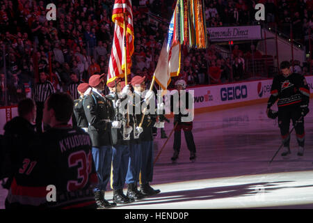 Fallschirmjäger der 1. Staffel, 73. Kavallerie-Regiment Color Guard präsentieren die National und Armee Fahnen während der Carolina Hurrikan 11. jährliche Military Appreciation Day PNC Arena in Raleigh, NC, März 16-Hockey-Spiel. Die Hurricanes geehrt vergangene und Gegenwart Veteranen der US-Streitkräfte während ihr Spiel gegen die Edmonton Oilers. (Foto: U.S. Army Staff Sgt Jason Hull, 2/82 PAO) 82. Abn. Div. führt am Wochenende Raleigh Veranstaltungen 140316-A-DP764-009 Stockfoto