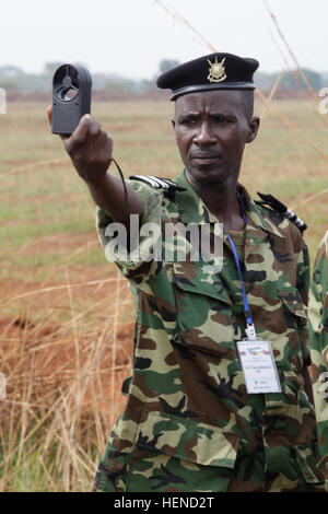 Burundi Armee 1st Sgt. Pie Nduwimana prüft die Windgeschwindigkeit bei zentralen Accord 2014 in Koutaba, Kamerun, 18. März 2014. Zentralen Accord ist eine jährliche unter der Leitung von US-Armee Afrika Antenne Nachschub-Übung in Kamerun entworfen, die logistischen Kapazitäten der USA und kamerunischen zwingt. (US Armee-Foto von SPC Brady Pritchett/freigegeben) Burundi Armee 1st Sgt. Pie Nduwimana prüft Windgeschwindigkeit 18. März 2014, während zentrale Accord 14 in Koutaba, Kamerun 140318-A-GC728-004 Stockfoto