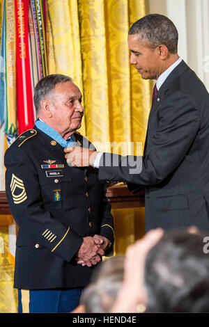 Präsident Barack H. Obama, Recht, präsentiert ein Medal Of Honor, ehemalige US Armee Master Sgt. Jose Rodela während einer Zeremonie 18. März 2014, im Weißen Haus in Washington, D.C. Der ehemalige Soldat erhielt die Auszeichnung für seine Handlungen 1. September 1969, während des Vietnam-Krieges. (US Armee-Foto von Sgt. Mikki L. Sprenkle/freigegeben) Präsident Barack H. Obama, Recht, präsentiert ein Medal Of Honor, ehemalige US Armee Master Sgt. Jose Rodela während einer Zeremonie 18. März 2014, im Weißen Haus in Washington, D.C. Der ehemalige Soldat erhielt 140318-A-KH856-009 Stockfoto