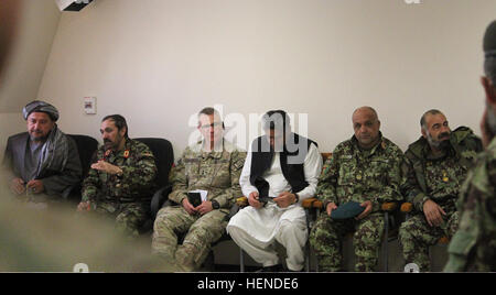 Afghanische und Koalition Führer hören ein Briefing über Betrieb Chamtoo III am Sitz der 1. Kandak, 4. Brigade, 205. Korps in der Provinz Uruzgan, Afghanistan. Major General Abdul Hamid, Kommandant der afghanischen Nationalarmee 205. Korps, zweite von links, besuchte 4. Brigade mit seiner Koalition Couterpart, Generalmajor Paul J. LaCamera - Kommandierender general des Regional Command (Süden) und 4. US-Infanteriedivision, dritte von links - Aktualisierungen auf Betrieb Chamtoo III erhalten und die Sicherheit der verschiedenen Wahllokalen für die bevorstehenden Präsidentschaftswahlen (US Armee-Foto von S zu diskutieren Stockfoto