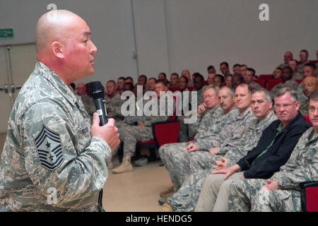 Command Chief Master Sgt. Mitchell Brush, meldete Senior Berater für die National Guard Bureau, macht Kommentare während den letzten Rathaus im Camp Arifjan, Kuwait, 26. März 2014. (US Armee-Foto von Sgt. Jennifer Spradlin/freigegeben) US Army Command Chief Master Sgt. Mitchell Brush, links, der Senior Berater für die National Guard Bureau eingetragen, spricht 26. März 2014, während einer Bürgerversammlung im Camp Arifjan, Kuwait 140326-A-OP586-018 Stockfoto