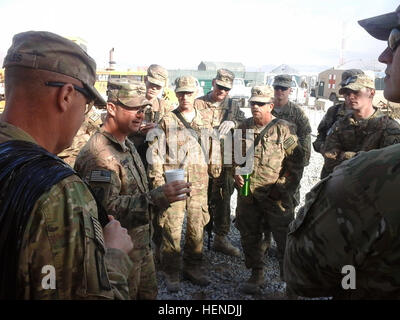 Parkersburg, W. Virginia stammende Staff Sgt Robert Morris (zweiter von links) der 779th Ingenieur Gesellschaft, befestigt an der Portland, Maine-basierte 133. Pionier-Bataillon beauftragt seinen Zug auf ihren Tag Mission zu einer Berme Baustelle 27 März in Bagram Air Field, Afghanistan. (Foto: U.S. Army Spc Steve Wilgus, 779th Ing. Co.) 133. Ing. BN Truppen halten Mission in Afghanistan 140327-A-ZZ999-998 gehen Stockfoto