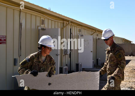 Bluefield, West Virginia, native Spc. Jamie Hatfield, Elektriker Interieur und Ansonia, Connecticut, native Spc. Michael Mobley, Spezialist für Zimmerei/Mauerwerk sowohl mit dem Marion, VA.-basierte 760. Ingenieur Unternehmen angeschlossen, die Little Rock, Arkansas-basierte 489th Pionier-Bataillon entfernen und Stapeln Trockenbau für die Entsorgung von einer Struktur, die während der Ingenieur Vorgänge 29 März am Camp Leatherneck, Afghanistan dekonstruiert werden. (Foto: US-Armee Sgt. 1. Klasse Jon Cupp, 82. SB-CMRE) 760. Ingenieur Unternehmen Dekonstruktion Bauvorhaben am Leatherneck 140329-A-MU632-547 Stockfoto