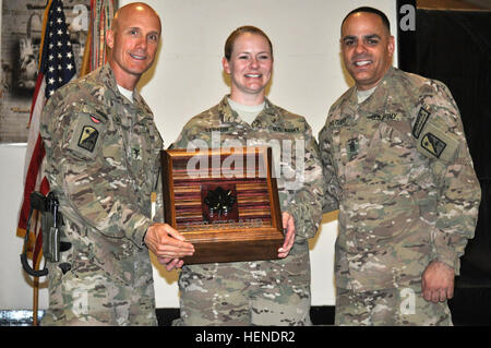 Phoenix, Arizona, native, Colonel Mark D. Collins, Kommandant, 82. Sustainment Brigade-US Befehl Materiel Recovery Zentralelement und seine Berater angeworben, New York City stammende Command Sergeant Major Alberto Delgado präsentieren eine spezielle Plakette Gastreferent Oberstleutnant Darlene M. Straub, Kommandant, 57. Expeditionary Signal-Bataillon, während die 82. SB-CMRE Frauen Geschichte Einhaltung Monat Präsentation März 29 in Kandahar Flugplatz Afghanistan. (Foto: U.S. Army Master Sgt. Tonisha Woods, 82. SB-CMRE) 82. SB-CMRE hält Frauen %%% E2 %%% 80 %%% 99s Geschichte Monat Präsentation in Afgh Stockfoto