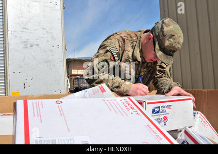 SPC. Mason Schlabs, Southlake, Texas, stammende Einheit e-Mail Sachbearbeiter zugewiesen Headquarters und Headquarters Company, 10. spezielle Truppen Bataillon, 10. Sustainment Brigade, inspiziert die Namen auf den Verpackungen um sicherzustellen, dass sie alle Soldaten, die Principato Brigade zugewiesen behandelt werden. Schlabs erhält normalerweise zwei Kisten von Mails pro Tag, die überall von 200-300 Pfund wiegen kann. (Foto von Sgt. Michael K. Selvage 10. Sustainment Brigade Public Affairs NCO) Überprüfung der Adressen 140403-A-CA521-005 Stockfoto