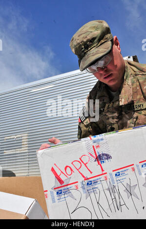 SPC. Mason Schlabs, Southlake, Texas, stammende Einheit e-Mail Sachbearbeiter zugewiesen Headquarters und Headquarters Company, 10. spezielle Truppen Bataillon, 10. Sustainment Brigade, prüft eine Paket markiert 'Happy Birthday' vor dem Laden im Fahrzeug zurück zur Einheit-Poststelle gebracht werden. Die meisten Soldaten würde sagen, dass immer etwas in der Post eines der größten Moral Booster gibt es zwar bereitgestellt. (Foto von Sgt. Michael K. Selvage 10. Sustainment Brigade Public Affairs NCO) Alles Gute zum Geburtstag 140403-A-CA521-007 Stockfoto