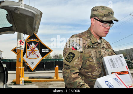 SPC. Mason Schlabs, Southlake, Texas, stammende Einheit e-Mail Sachbearbeiter zugewiesen Headquarters und Headquarters Company, 10. spezielle Truppen Bataillon, 10. Sustainment Brigade entlädt ein Fahrzeug voller Pakete innerhalb der Einheit Poststelle. Der gesamte Prozess von Anfang bis Ende dauert etwa vier Stunden, abhängig von der Menge der Mail erhalten. (Foto von Sgt. Michael K. Selvage 10. Sustainment Brigade Public Affairs NCO) Auf der Poststelle 140403-A-CA521-017 Stockfoto