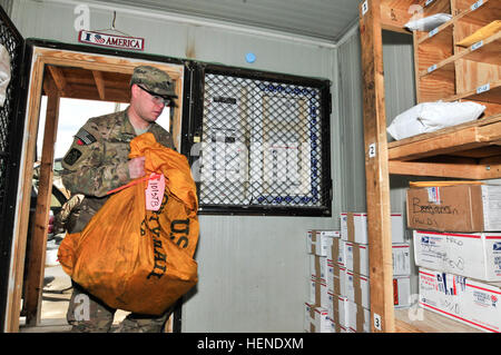 SPC. Mason Schlabs, Southlake, Texas, stammende Einheit e-Mail Sachbearbeiter zugewiesen Headquarters und Headquarters Company, 10. spezielle Truppen Bataillon, 10. Sustainment Brigade, trägt eine Tasche voller Briefe in der Poststelle sortiert werden. Die Briefe nehmen die längste für Schlabs zu sortieren. (Foto von Sgt. Michael K. Selvage 10. Sustainment Brigade Public Affairs NCO) Brief-Tasche 140403-A-CA521-021 Stockfoto