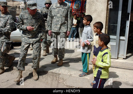 General David Petraeus, Kommandierender general der multinationalen Kräfte - Irak, Register, um mit drei irakischen Jungen im Stadtteil Karkh Westen Bagdads, März 1 sprechen. Petraeus tourte das Gebiet mit den Führern vom 2nd Brigade Combat Team, 101st Airborne Division (Air Assault), Multi-National Division - Bagdad. General Petraeus besucht den westlichen Bagdad, interagiert mit den lokalen Bürgern 79168 Stockfoto