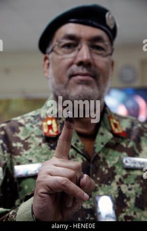 Afghan National Army Generalmajor Ziyaei, 201. Corps zeigt die blaue Tinte auf seinem Finger auf Forward Operating Base Gamberi, Provinz Laghman, Afghanistan, 6. April 2014. Die blaue Tinte stellt dar, dass Ziyaei bei der afghanischen Präsidentschaftswahl gestimmt hat. (Foto: U.S. Army CPL George Huley / veröffentlicht) Afghanischen Präsidentschaftswahlen 140406-A-WF450-125 Stockfoto