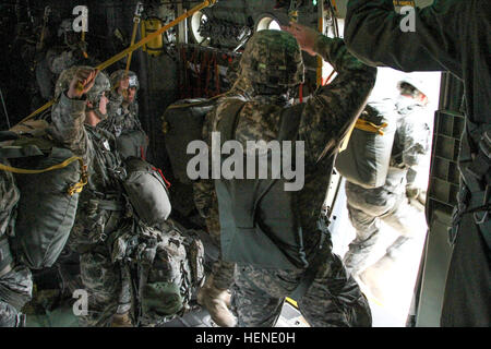 Fallschirmjäger der 407th Brigade Support Battalion, 2nd Brigade Combat Team, 82nd Airborne Division, ein C130 Hercules Flugzeug verlassen während einer Luft Sprung über Sizilien Drop-Zone am Fort Bragg, N.C., April 6. (Foto: U.s. Army Staff Sgt Jason Hull, 2/82 PAO) Golden Griffins nehmen feiert die Armee-Familie zu neuen Höhen 140406-A-DP764-023 Stockfoto