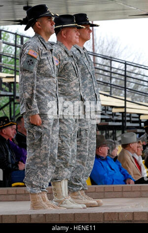(US Armee-Foto von Spc. Paige Behringer, 1. BCT PAO, 1. CAV div.) Brigade begrüßt neuen Befehl Team 140407-A-HL390-711 Stockfoto