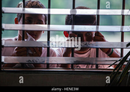 Guatemaltekische Schüler beobachten während einer anderen Klasse Veranstaltungen bei Beyond the Horizon 2014, Zacapa, Guatemala, 8. April 2014 erläutert. Hinter dem Horizont ist eine jährliche Übung, die die Partnerschaft zwischen den USA und Guatemala umfasst, bieten konzentriert humanitären Hilfe durch verschiedene ärztliche, zahnärztliche und bürgerlichen Action-Programme. (Foto: US-Armee Sgt. Justin P. Morelli) (Nicht veröffentlicht) Über den Horizont 2014, Guatemala 140408-A-PP104-111 Stockfoto