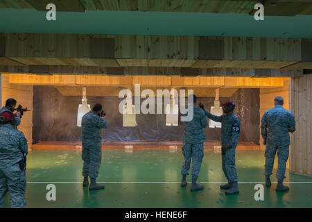 US-Flieger mit 424th Air Base Squadron schiesst mit M4 Karabiner Training Support Center Benelux 25 Meter indoor Schießstand unter Aufsicht der Security Patrol (SP) Mitglieder mit 569th US-Air Force Police Squadron (rote Mützen tragen) in Chièvres, Belgien, 10. April 2014. 569th SP-Polizisten Reisen zweimal jährlich aus Vogelweh, Deutschland Waffen Jahresinspektion durchführen und überwachen die Ausbildung. (US Army Foto von visuellen Informationen Spezialist Pierre-Etienne Courtejoie/freigegeben) Luftwaffe Waffen Qualifikation in Chièvres, Belgien 140410-A-BD610-035 Stockfoto