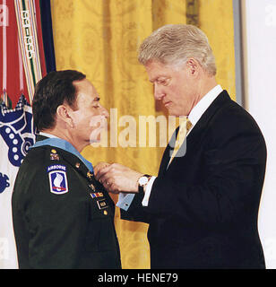 US-Präsident William Jefferson Clinton vergibt die Medal Of Honor an Vietnam-Krieg-Veteran, US Army (USA) Spezialisten vierte Klasse (SPC4) Alfred Rascon.  SPC4 Raschke diente als Sanitäter mit Reconnaissance Platoon, Stabskompanie, 1. Bataillon, 503. Airborne Infanterie 173rd Airborne Brigade und ist für seine tapferen und selbstlosen Handlungen während eines intensiven feindlichen Angriffs in der langen Khanh Provinz von Vietnam im März 1966 geehrt. Alfred Raschke Medal Of Honor-Präsentation Stockfoto