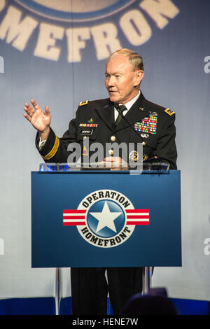 Vorsitzender der Joint Chiefs Of Staff General Martin E. Dempsey spricht zur Audienz bei 2014 militärische Child of the Year Award an Crystal Gateway Marriot, Arlington, VA., 10. April 2014. Moderiert wurde die Veranstaltung durch Operation Heimatfront, die herausragende militärische Kinder vergibt, die Ausfallsicherheit, Führung und Leistung zu demonstrieren. (US Armee-Foto von Sgt. Mikki L. Sprenkle/freigegeben) 2014 militärische Kind von dem Jahr Auszeichnungen 140410-A-KH856-373 Stockfoto