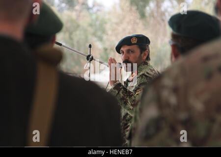 Major General Abdul Hamid, Kommandant, 205. Korps, Afghan National Army, befasst sich mit Truppen bei Camp Hero in der Provinz Kandahar, Afghanistan, 12. April 2014. Nach seiner Rede wurde Generalmajor Hamid der Legion Of Merit - einer angesehenen US militärische Auszeichnung verliehen. Die Auszeichnung würdigt Hamids außergewöhnlichen Führung, Service und unerschütterliche Hingabe an die Menschen und die Sicherheit der Süden Afghanistans. (Foto: US-Armee Sgt. Antony S. Lee) Afghan National Army Generalmajor Abdul Hamid, der Kommandant des 205. Korps, spricht bei Camp Hero, Provinz Kandahar, Afghanistan, 12. April 2014 140412-A-MH103-001 Stockfoto