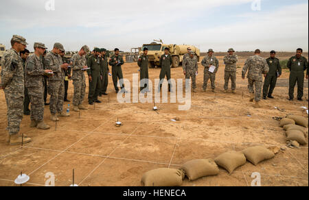 US-Armee Soldaten der 42. Combat Aviation Brigade (CAB) und königliche saudische Land-Kräfte Soldaten vom 1. Bataillon, 3. Aviation Group vorbereiten für eine Praxis-Luftangriff während der Übung Freundschaft und Eisen Hawk 14 am 12. April 2014, in der Nähe von Tabuk, Saudi-Arabien.  Iron Hawk und Freundschaft 14 US Armee von der 42. CAB, New York Army National Guard, 2nd Brigade Combat Team, 4. US-Infanteriedivision und Saudi-arabischen Boden und Luftfahrt Kräfte beteiligt.  Über Wochen Praxis die zwei Armeen fokussiert auf die Verbesserung ihres gemeinsamen operativen Fähigkeiten, Infanterie, Rüstung, Integration und Stockfoto