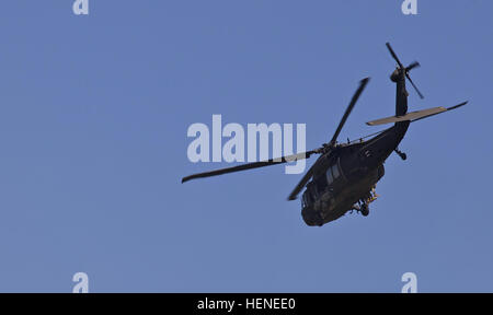 Ein US-Armee UH-60 Black Hawk Hubschrauber fliegt in einer Drop-Zone zwei Kreiden von Fallschirmjägern für einen spot Sprung auf Friteuse Drop-Zone, Fort Benning, Georgia, am 13. April 2014 fallen. Diese Army Ranger Wettbewerber konkurrieren während der 31. jährlichen beste Ranger-Wettbewerb der besten Ranger werden. (US Armee-Foto von Sgt. Austin Berner/freigegeben) Besten Ranger-Wettbewerb 140413-A-BZ540-023 Stockfoto