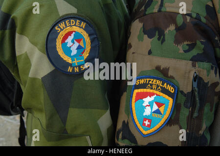 Einheitliche Patches von Neutral Nations Supervisory Commission Delegierte aus Schweden und der Schweiz getragen, da sie während der Übung Key Resolve/Fohlen Adler 2008 in Uijongbu, Südkorea, 5. März 2008 Trainingsszenarien zwischen US-Truppen und Truppen der Republik von Korea (ROK) beaufsichtigen. (Foto: U.S. Navy Mass Communication Specialist 1. Klasse Lou Rosales/freigegeben) NNSC einheitliche Patches Stockfoto