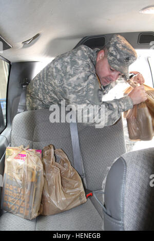 Staff Sgt Raymond Fox, zugeordnet der 3rd Armored Brigade Combat Team, Plätze 3. US-Infanteriedivision Essen in einem Fahrzeug zu transportieren den Fort Benning Kommissär der Schlacht-Buddy-Ressourcen-Center während der 'Hop bis zu den Tanks' Essen Fahrt 15 April. Die BBRC und Mitglieder der Vorschlaghammer-Brigade, kamen zusammen, um Fort Benning Soldaten und ihre Familien, die Hilfe benötigen möglicherweise zu helfen. Battle Buddy Resource Center Fütterung Familien "kann man zu einem Zeitpunkt" 140415-A-BZ612-002 Stockfoto