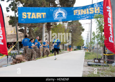 PFC. Anthony Lodiong, eine automatisierte logistische Spezialist zugewiesen, die 10. Sustainment Brigade, Task Force Principato, überquert die Ziellinie nach dem Ausführen von 26,2 Meilen beim Boston-Marathon Satelliten laufen in Bagram Air Field, Afghanistan. Auch wenn er nicht zuerst in der gesamten Veranstaltung, war er der erste Principato, die Rennen mit einer Zeit von 3 Stunden, 17 Minuten zu beenden. Boston-Marathon 140417-A-VH456-210 Stockfoto