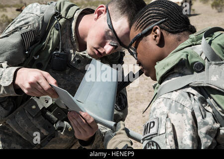 FORT IRWIN, Kalifornien - Soldaten der US Army, 977th Military Police Company, 97. Military Police Battalion, 1st Infantry Division zugewiesen prüft die klingen und Flügel einen AeroVironment RQ-11 Raven vor, während einer Ausbildung im National Training Center, 19. April 2014 starten. Der Rabe ist eine kleine Hand gestartet remote - kontrollierten unbemannten (UAV) verwendet, um höhere Befehl eine Vogelperspektive auf einem bestimmten Gelände zeigen.  (Foto: US-Armee Sgt. Richard W. Jones Jr., Operations Group, National Training Center) National Training Center RQ-11 Raven Übung 140419-A-QU939-187 Stockfoto