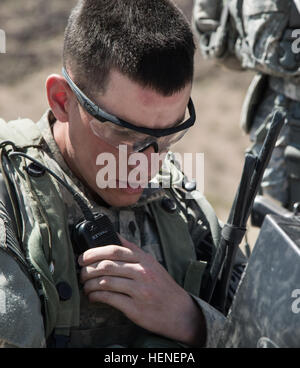 FORT IRWIN, Kalifornien - A US Armee-Soldat, 977th Military Police Company, 97. Military Police Battalion, 1st Infantry Division zugewiesen kommuniziert mit seiner höheren Befehl vor der Einleitung einer AeroVironment RQ-11 Raven, während einer Ausbildung im National Training Center, 19. April 2014. Der Rabe ist eine kleine Hand gestartet remote - kontrollierten unbemannten (UAV) verwendet, um höhere Befehl eine Vogelperspektive auf einem bestimmten Gelände zeigen.  (Foto: US-Armee Sgt. Richard W. Jones Jr., Operations Group, National Training Center) National Training Center RQ-11 Raven Übung 140419-A - Stockfoto