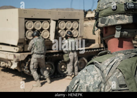 FORT IRWIN, Kalifornien - A US Armee-Soldat, Alpha Company, 2. Bataillon, 1. Infanterie-Division, 34. Rüstung zugewiesen steuert einen m270 Multiple Launch Rocket System (MLRS) vor dem Betrieb ein Training im National Training Center, 20. April 2014 starten. Die MLRS ist ein Vielfaches gepanzerte, selbstfahrende, Raketenwerfer, die verwendet wird, um feindliche Ziele mehr als 175 Meilen entfernt zu engagieren und von feindlichen Zähler Feuer rasch an verschiedene Orte.  (Foto: US-Armee Sgt. Richard W. Jones Jr., Operations Group, National Training Center) M270 Multiple Launch Rocket System Schulungsbetrieb 14 Stockfoto