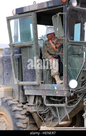 Dover, Delaware, native Staff Sgt Daniel Boone, eine schwere Ausrüstung Betreiber für Hammonton, N.J. 150. Ingenieur Unternehmen mit Sitz befestigt an der Portland, Maine-basierte 133. Engineer Battalion, verwendet eine Grader 21 April bei Bagram Air Field, Afghanistan, Ebene Boden und eine Website wo Gebäude vor kurzem von Ingenieuren der 133. Ing. BN. Troops mit dem 133. Pionier-Bataillon dekonstruiert wurden zu verbessern sind an Fort Bragg , NC-basierte 82. Sustainment Brigade-US Central Command Materiel Recovery Element. (Foto: US-Armee Sgt. 1. Klasse Jon Cupp, 82. SB-CMRE Public Affairs) 133. En Stockfoto