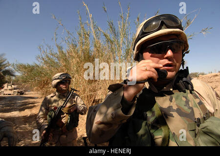 Ein Kompaniechef aus dem 13. georgischen Armee Bataillon Funkgeräte in einem Lagebericht während der Durchführung einer gemeinsames clearing mit irakischen Armeesoldaten vom 2. Bataillon, 3. Kompanie, 8. Irak Armee-Division in Ali Shaheen, Irak, 7. März 2008, 32. Infanterie-Brigade. (Foto: U.S. Army Sgt Timothy Kingston) (Freigegeben) 13. georgische Armee-Bataillon in Ali Shaheen, Irak 2008-03-07-2 Stockfoto