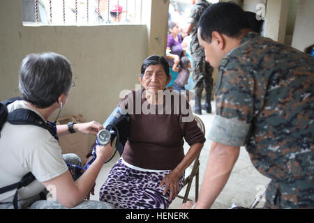 U.S. Air Force Lieutenant Colonel Marylyn Ari-Beth, 42. medizinische Gruppe zugewiesen prüft den Blutdruck einer guatemaltekischen Frau während einer medizinischen Bereitschaft Übung bei Beyond the Horizon 2014, Zacapa, Guatemala, 21. April 2014. Hinter dem Horizont ist eine jährliche Übung, die die Partnerschaft zwischen den USA und Guatemala umfasst, bieten konzentriert humanitären Hilfe durch verschiedene ärztliche, zahnärztliche und bürgerlichen Action-Programme. (Foto: U.S. Army Spc. Gary Silverman) (Freigegeben) Über den Horizont 2014, Guatemala 140421-A-TO648-117 Stockfoto