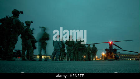 US Army Rangers von Alpha Company, 3. Bataillon, 75th Ranger Regiment, warten Sie während ihrer jährlichen Task Force-Ausbildung an Fort Knox, Kentucky, 21. April 2014 einen MH-47 Chinook-Hubschrauber an Bord. Rangers trainiere konsequent um Kampfbereitschaft auf höchstem Niveau zu halten. (US Armee-Foto von Spc. Arthur Ruepong/freigegeben) 3D Ranger Bataillon Task Force Training 140421-A-VS848-008 Stockfoto