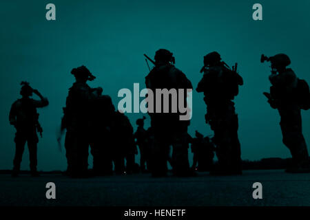 US Army Rangers von Alpha Company, 3. Bataillon, 75th Ranger Regiment führen Radio Kontrollen vor der Nacht Betrieb Ausbildung an Fort Knox, Kentucky, 21. April 2014. Rangers trainiere konsequent um Kampfbereitschaft auf höchstem Niveau zu halten. (US Armee-Foto von Spc. Arthur Ruepong/freigegeben) 3D Ranger Bataillon Task Force Training 140421-A-VS848-009 Stockfoto