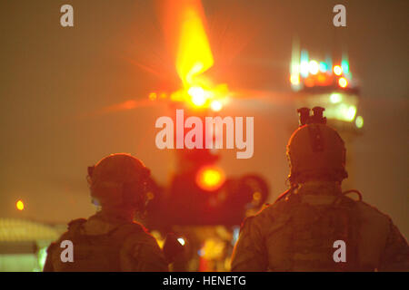 US Army Rangers von Alpha Company, 3. Bataillon, 75th Ranger Regiment, laden einen MH-47 Chinook-Hubschrauber für die Nacht Betrieb Ausbildung an Fort Knox, Kentucky, 21. April 2014. Rangers trainiere konsequent um Kampfbereitschaft auf höchstem Niveau zu halten. (US Armee-Foto von Spc. Arthur Ruepong/freigegeben) Nacht-Betriebstraining (13991982771) Stockfoto